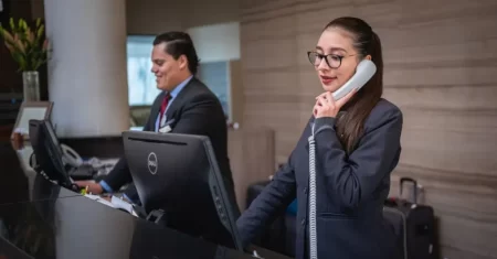 Descubra Como o Atendimento ao Cliente Transforma Seu Desenvolvimento Pessoal e Garante Impressões Positivas na Hotelaria